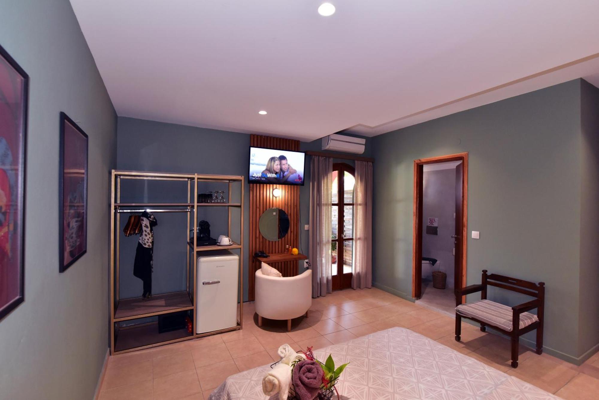 Lord Ape Suites Club Benitses  Bagian luar foto